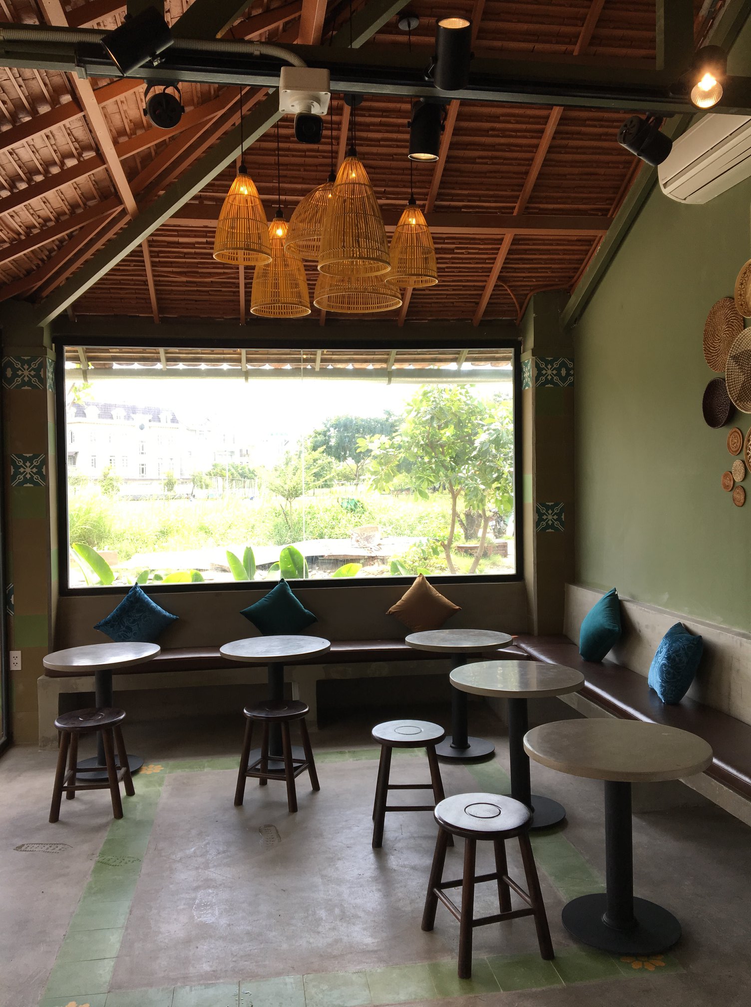 Ngói Đỏ Cafe - Cao Đức Lân