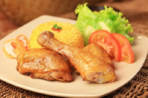 Cơm Gà Xối Mỡ Lucyfood - Hoàng Cầu