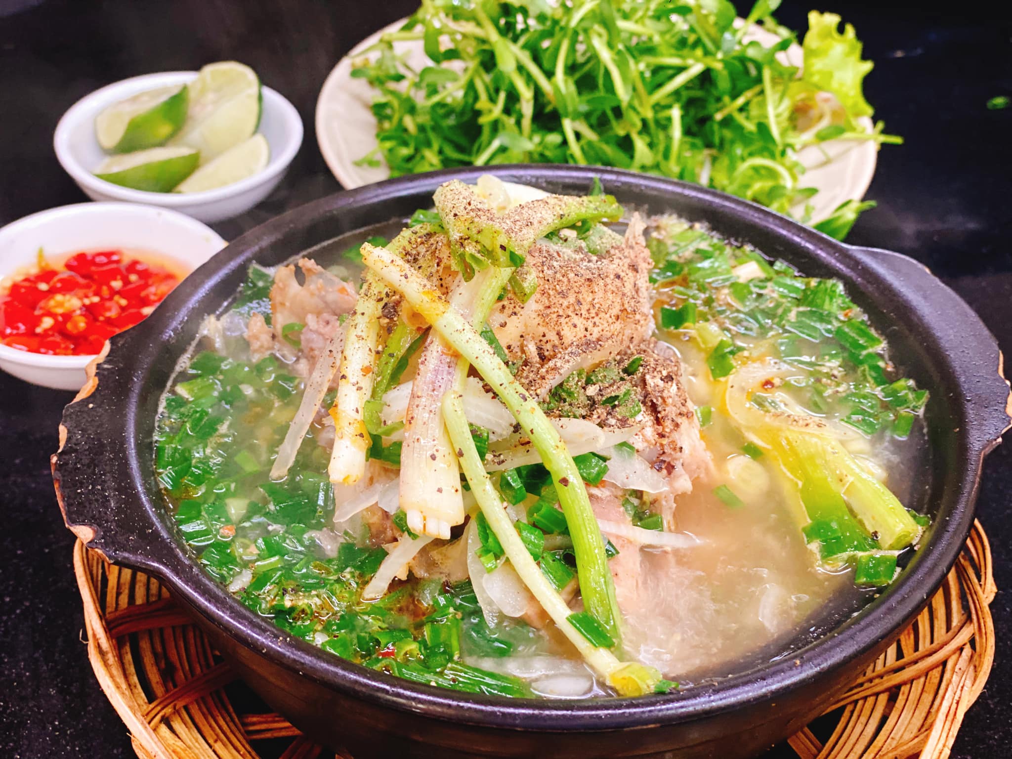 Cô Yến - Bánh Canh Cua Giò Heo - Đường Số 10