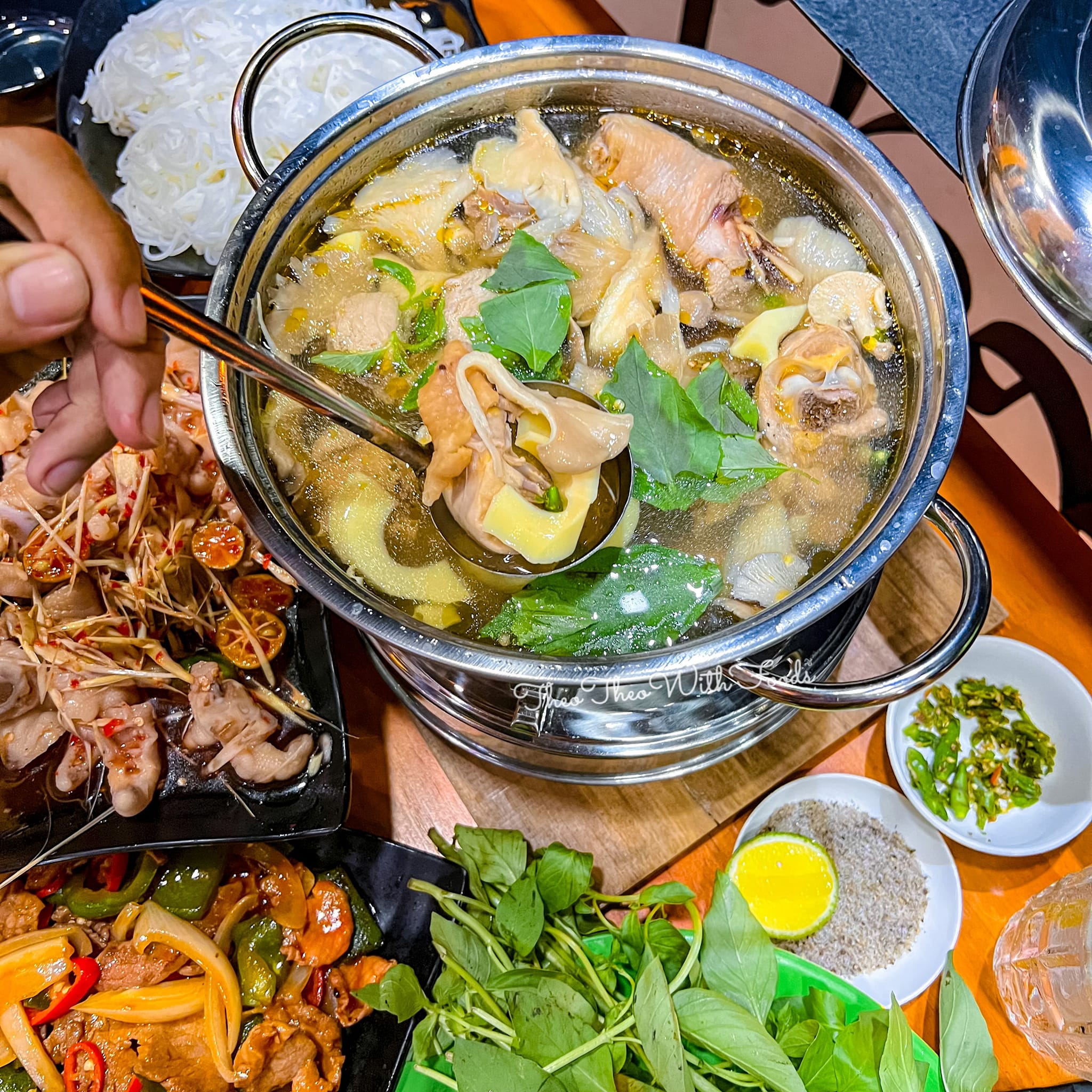 Tiệm Dalat - Lẩu Gà Lá É - Nguyễn Văn Tuyết