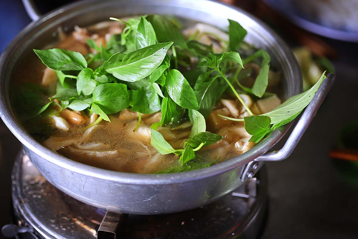 Lẩu Gà Lá É - Lãnh Binh Thăng