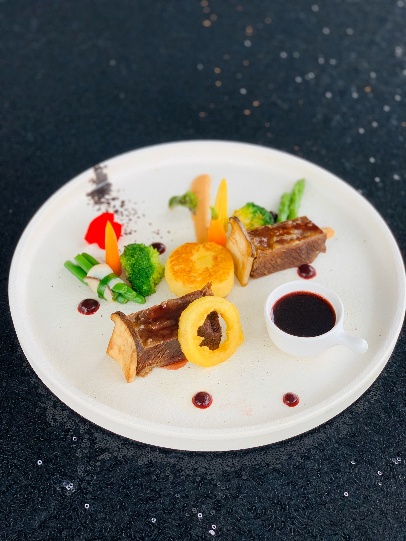Red Bean Central Restaurant - Cầu Gỗ