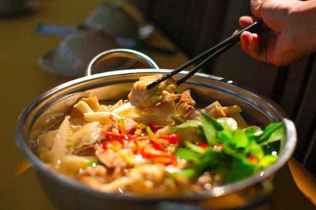 Hoàng Tộc Quán - Gà Sống Đaklak- Nguyễn Tư Nghiêm