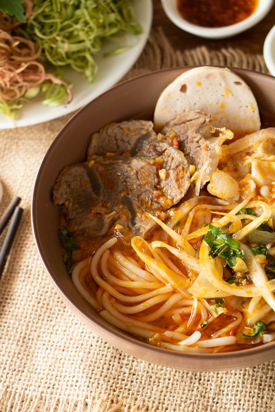 Ẩm thực Huế - Bà Lan - Bún Bò Huế - Lê Văn Lương