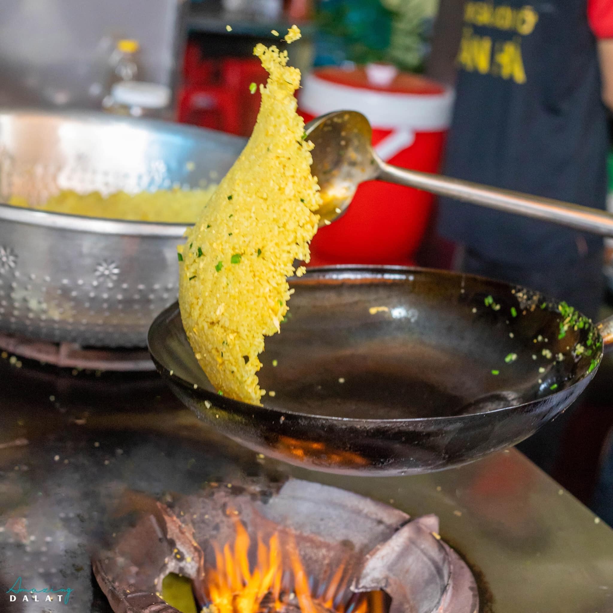 Tấn Tài - Cơm Gà Xối Mỡ - Cách Mạng Tháng 8