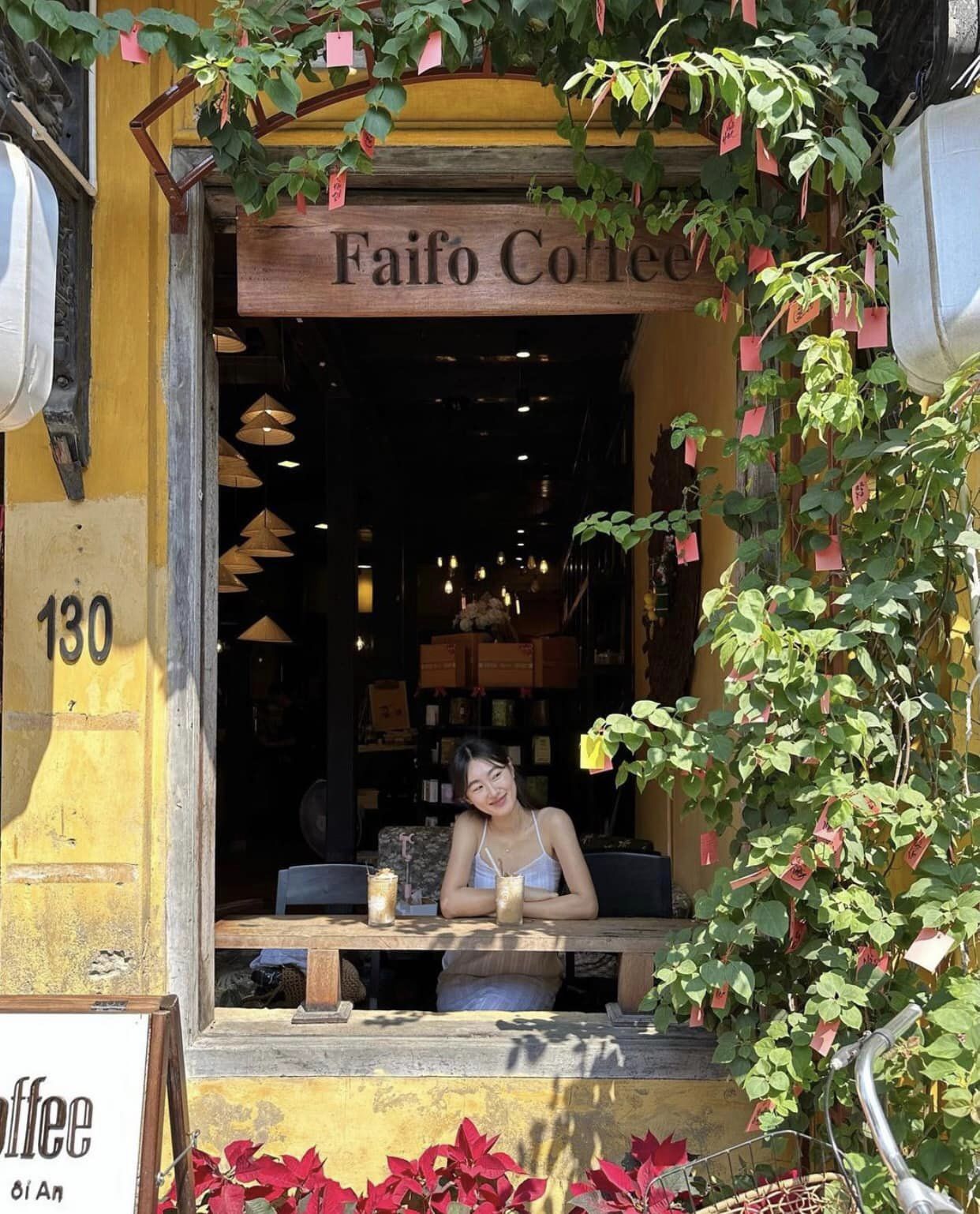 Faifo Coffee - Góc check in tại cửa sổ rộng rãi cùng với dàn hoa tuyệt đẹp