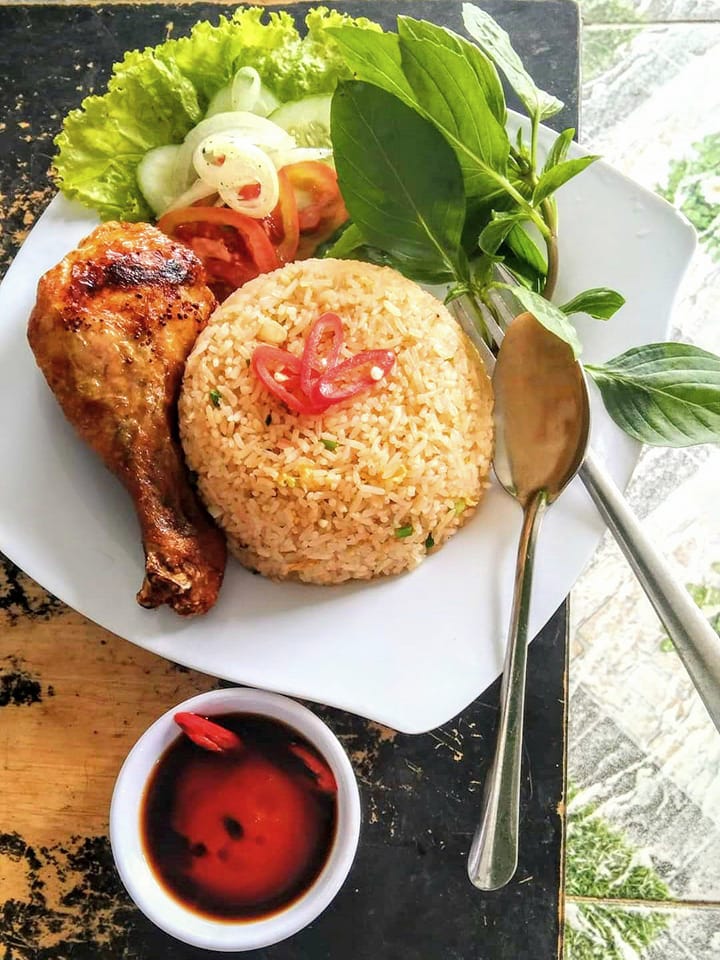 Tấn Tài - Cơm Gà Xối Mỡ - Cách Mạng Tháng 8