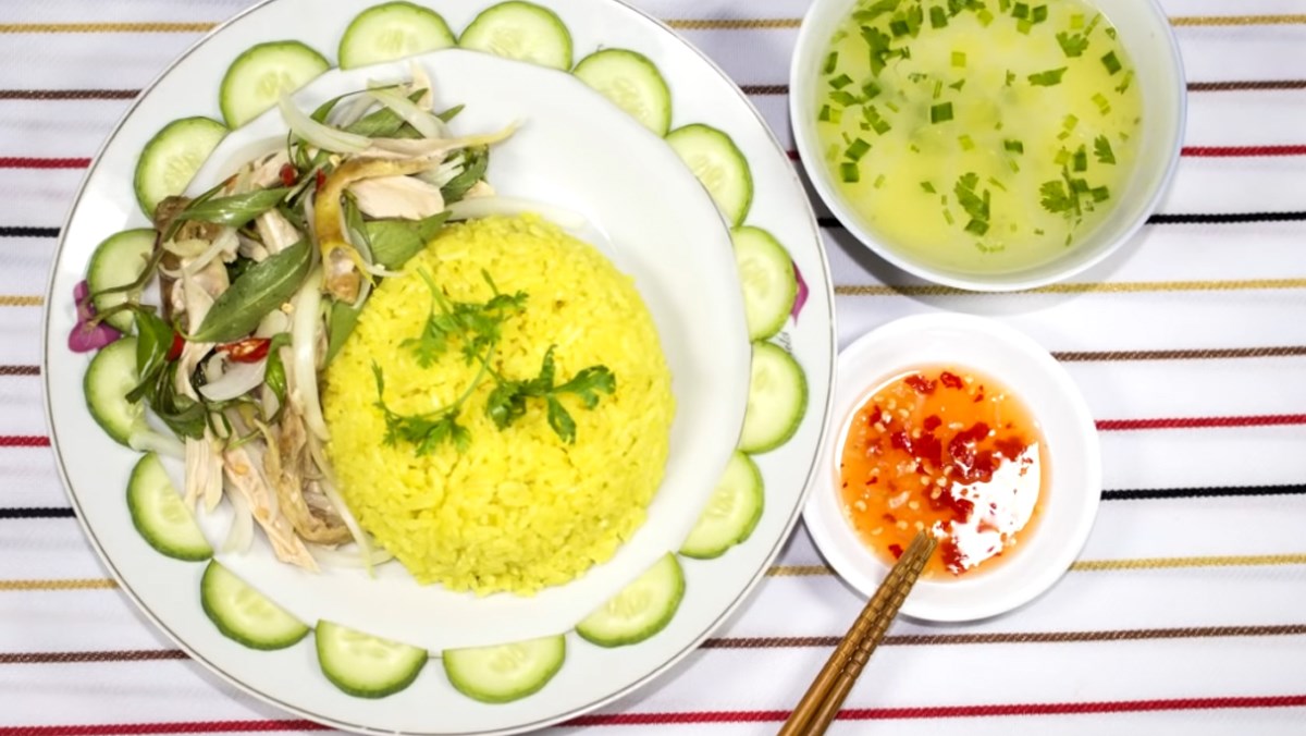 Cơm Gà Xé Lá Chanh Xứ Nẫu - Lý Phục Man