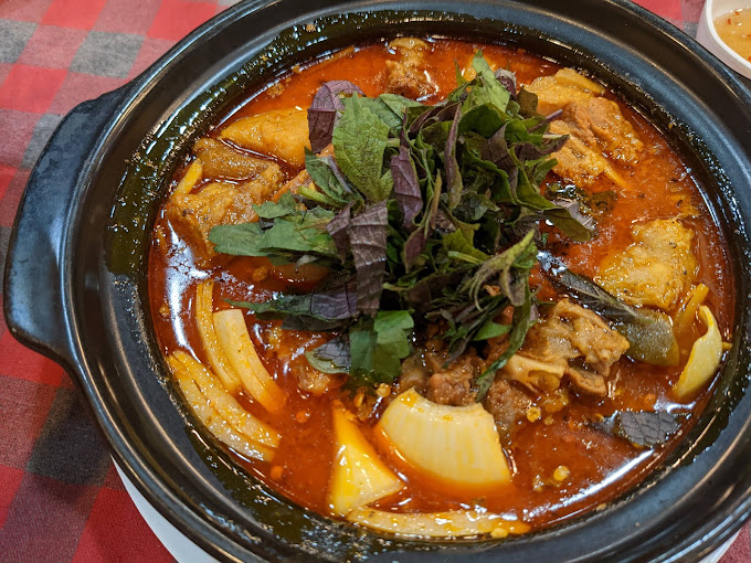 LẨU DÊ NƯỚNG VỚI THỊT DÊ TƯƠI ĐƯỢC TẨM ƯỚP ĐẬM ĐÀ TRƯỚC KHI NƯỚNG THƠM LỪNG