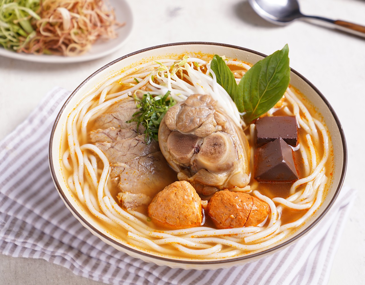 Bún Bò Huế Hùng Oanh - Triều Khúc