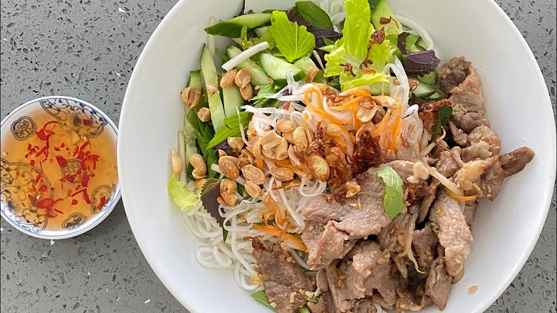 A Tòn - Cơm Nhà & Mì Trộn Xá Xíu - Lê Bình