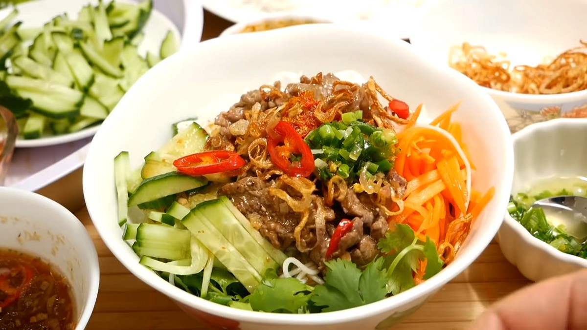 Hoàng Huệ - Cơm Rang & Bún Bò Trộn - Đường Láng