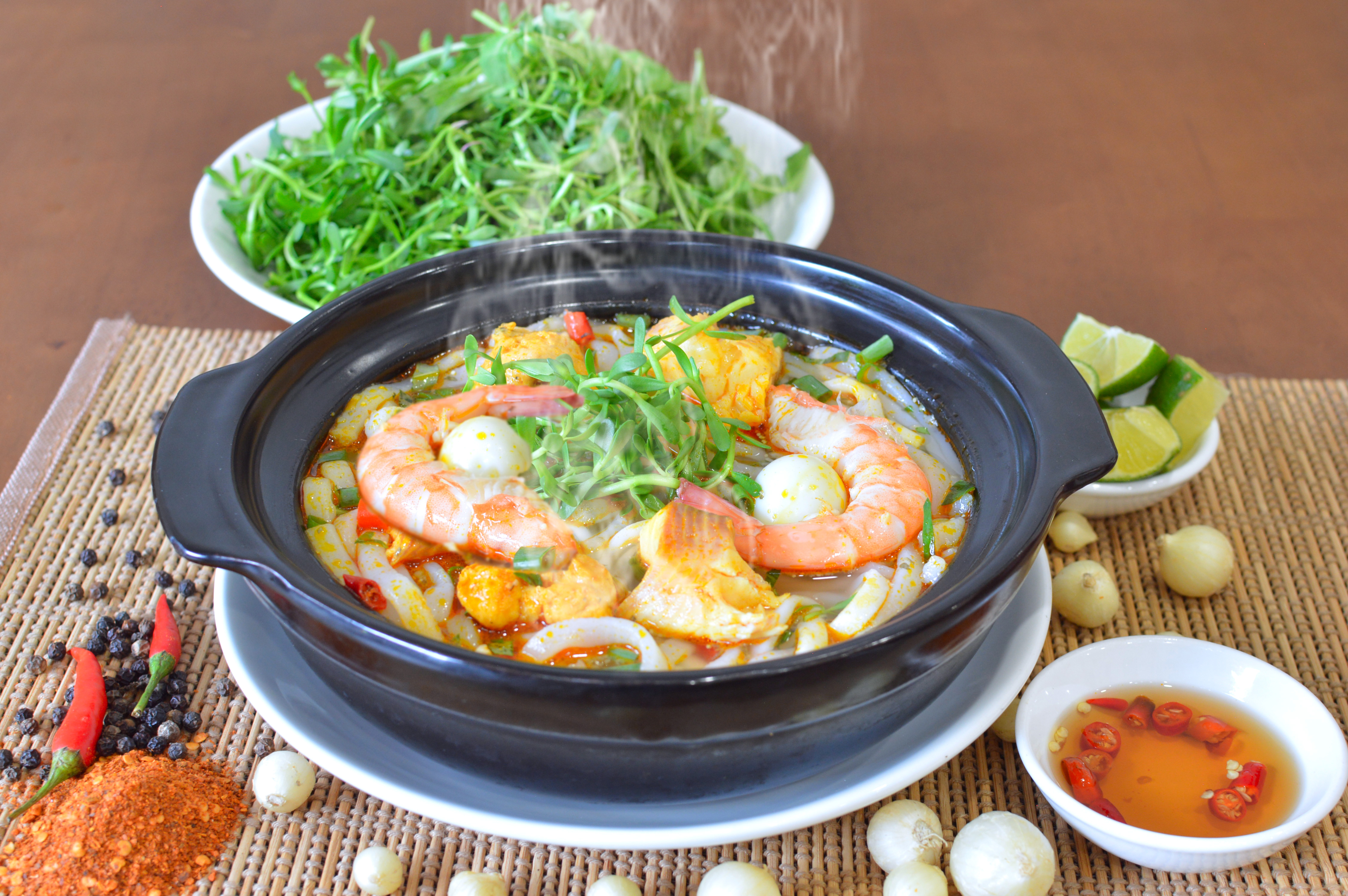 Trang - Bánh Canh Cá Lóc Nồi Đất - Tạ Quang Bửu