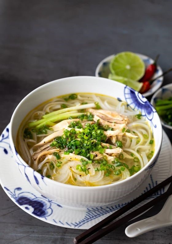 Linh Trang Anh - Phở Gà & Bún Thang - Lê Văn Lương