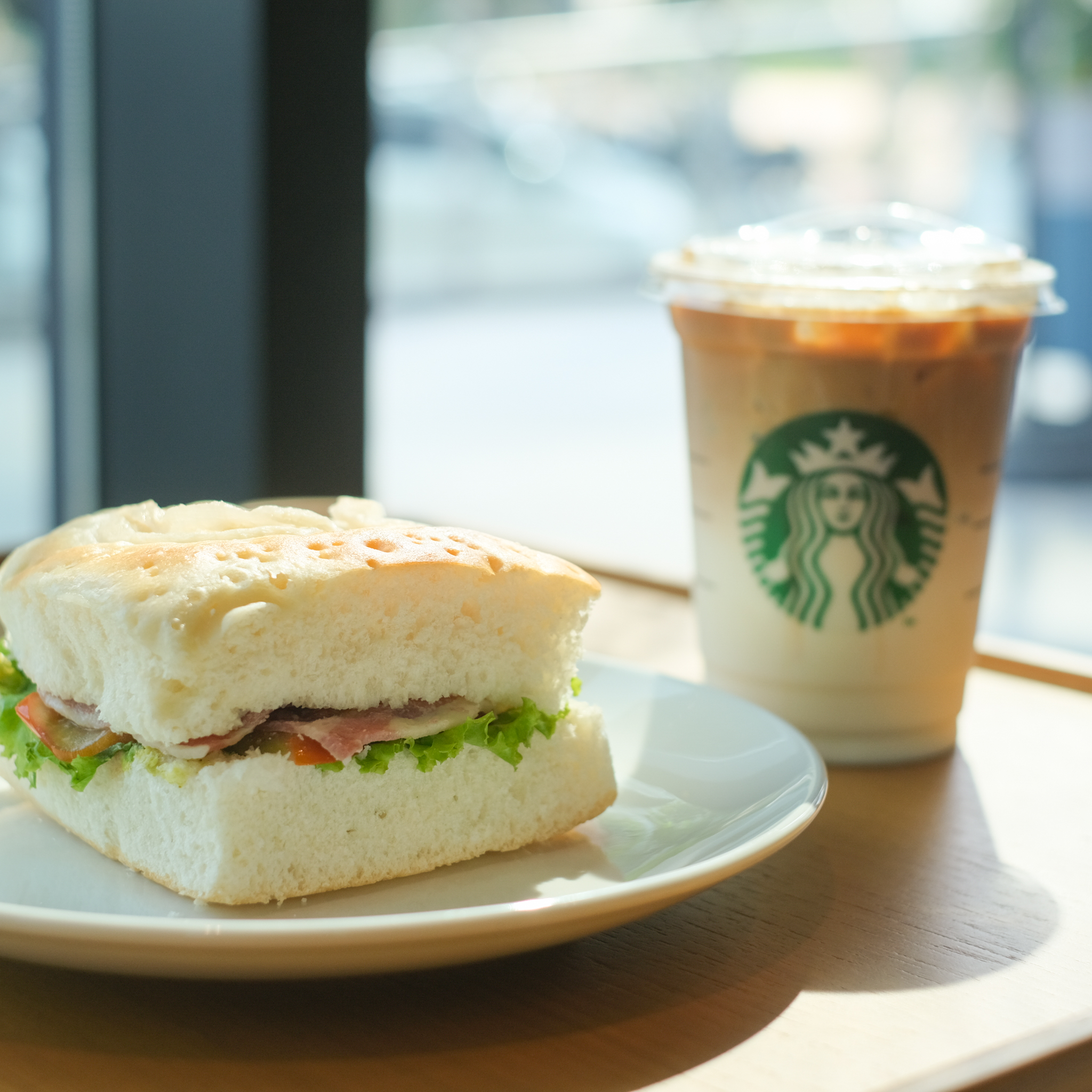 Starbucks Gold View - Bến Vân Đồn