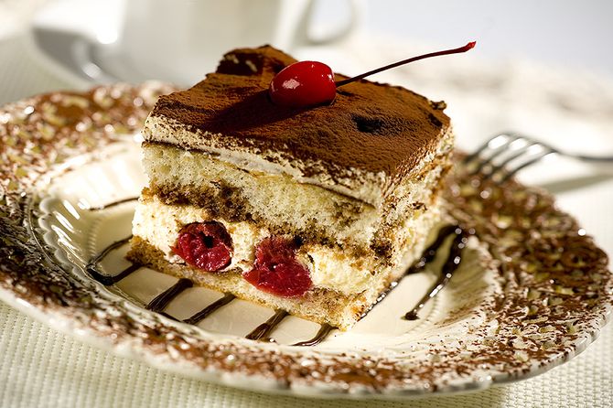 Dâu Cake Bakery - Bà Hom