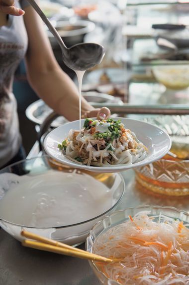 Bếp Nhà Bao Tiểu Thư - Cơm Tấm & Bánh Tằm - Đào Cam Mộc